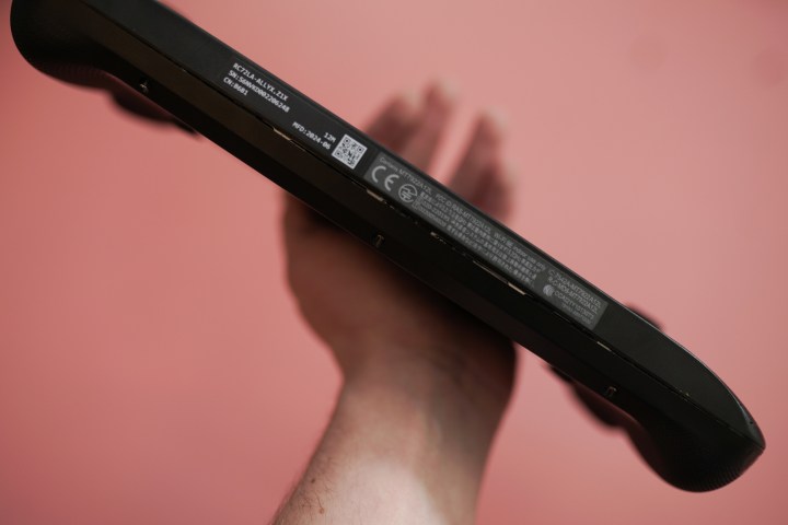 تصدع الجزء الخلفي من جهاز Asus ROG Ally X.