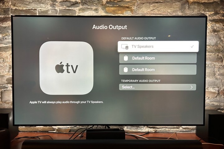 شاشة Apple TV 4K تقوم بإعداد الغرفة الافتراضية لجهاز Apple HomePod.