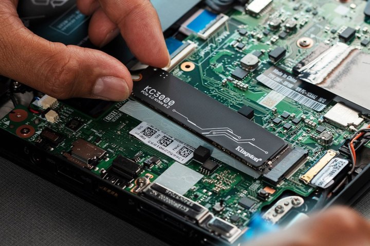 تركيب SSD من Kingston.