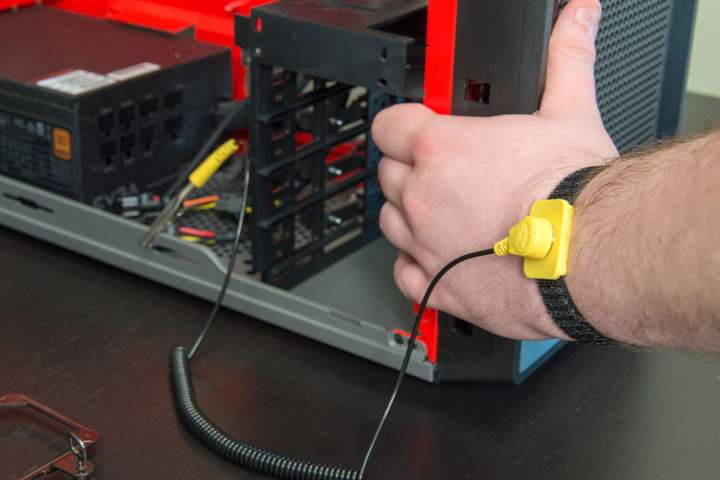 سوار مضاد للكهرباء الساكنة على معصم الرجل.