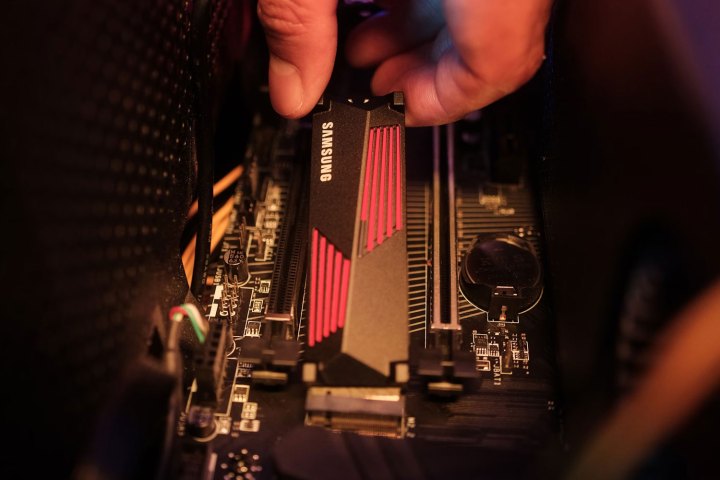 تركيب SSD من سامسونج.