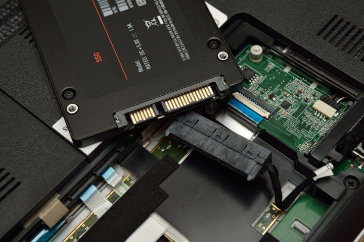 SSD SATA في الكمبيوتر المحمول.