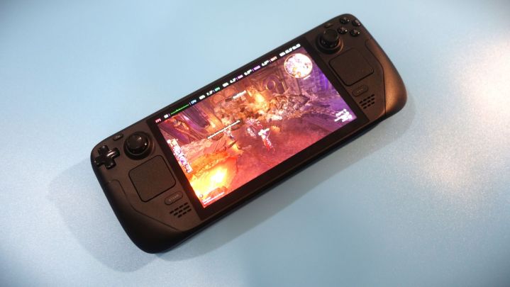 يوجد جهاز Steam Deck OLED على طاولة.
