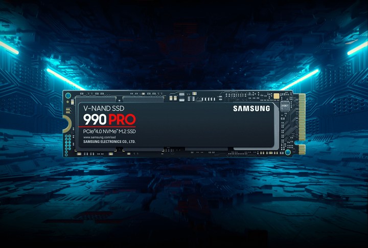 Samsung 990 PRO SSD على خلفية داكنة.