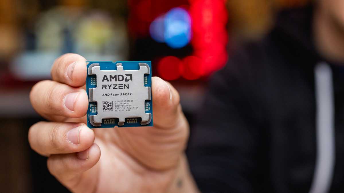 معالج AMD Ryzen 5 9600X في اليد (إطلاق Ryzen 9000)