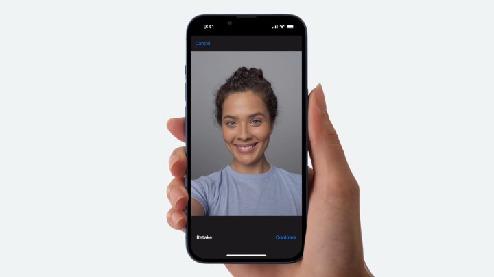 التقاط صورة شخصية للتحقق في Apple Wallet.