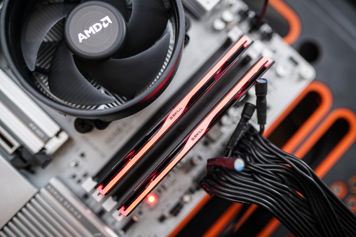 ذاكرة DDR5 مثبتة في اللوحة الأم.