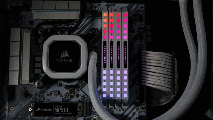 ذاكرة الوصول العشوائي Corsair DDR5 داخل جهاز الكمبيوتر.