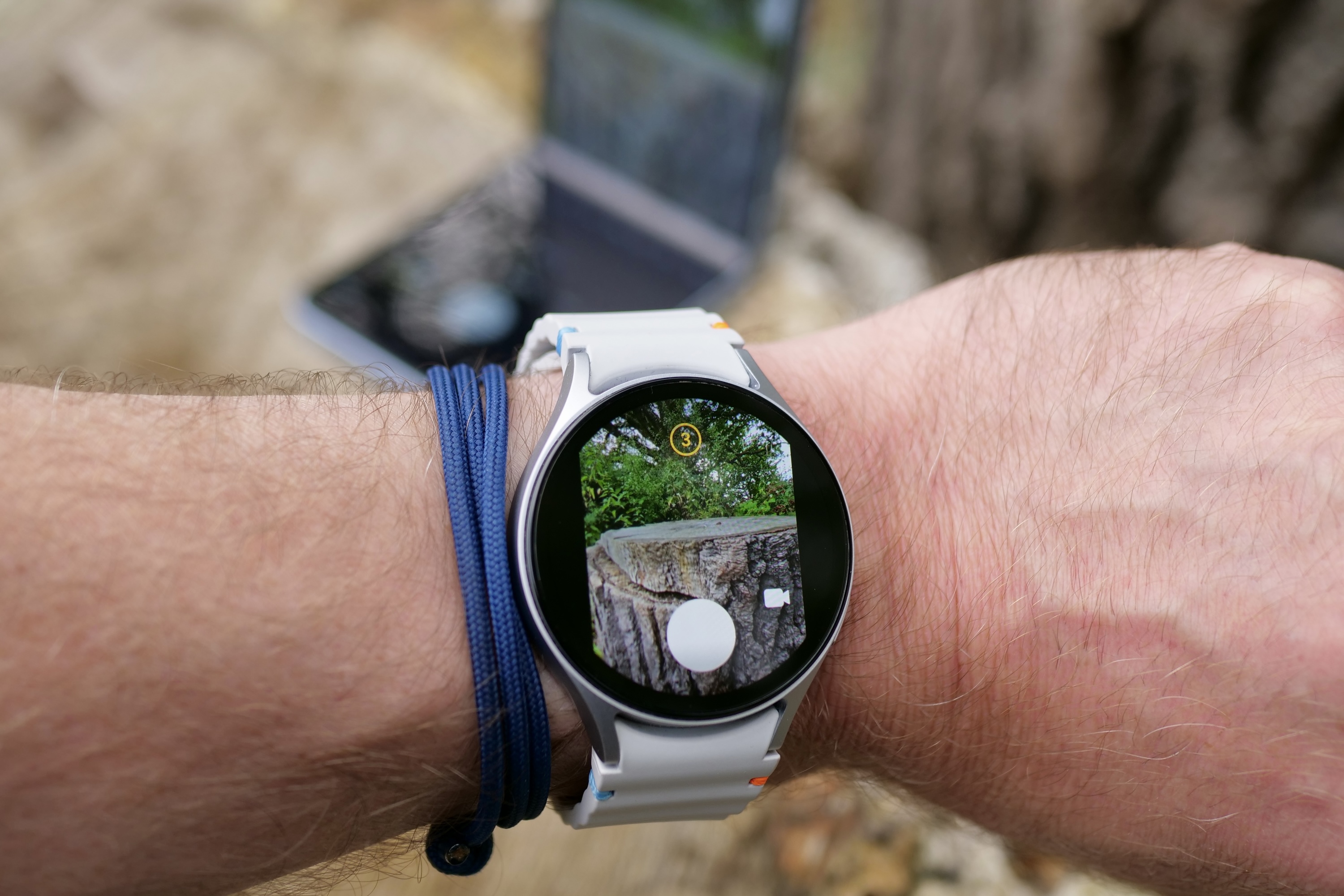 وضع عدسة الكاميرا في ساعة Samsung Galaxy Watch 7.