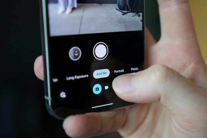 عرض توضيحي لميزة Add Me على هاتف Google Pixel 9.