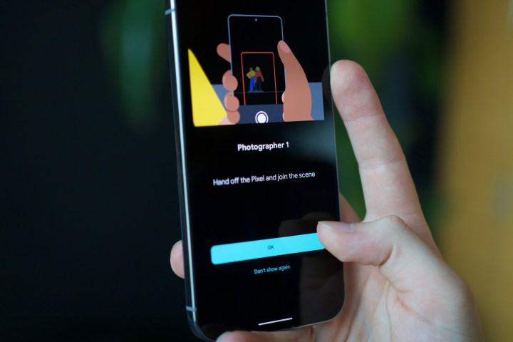 عرض توضيحي لميزة Add Me على هاتف Google Pixel 9.