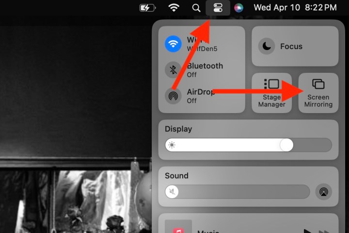 خيارات مركز التحكم وانعكاس الشاشة في macOS.