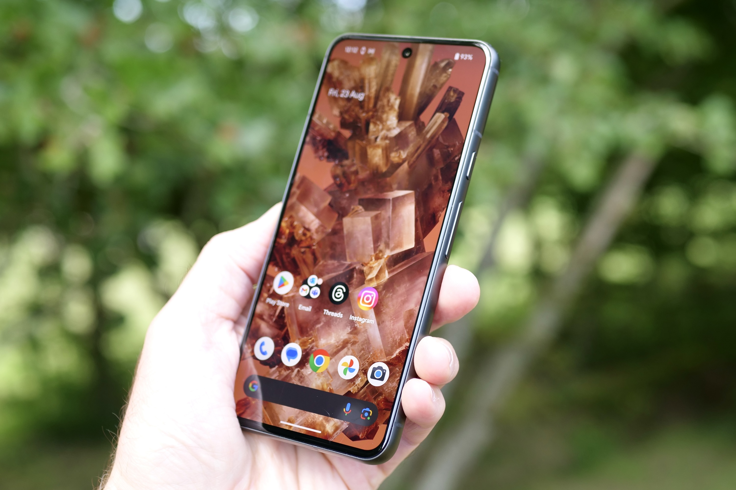 شخص يحمل هاتف Google Pixel 8.