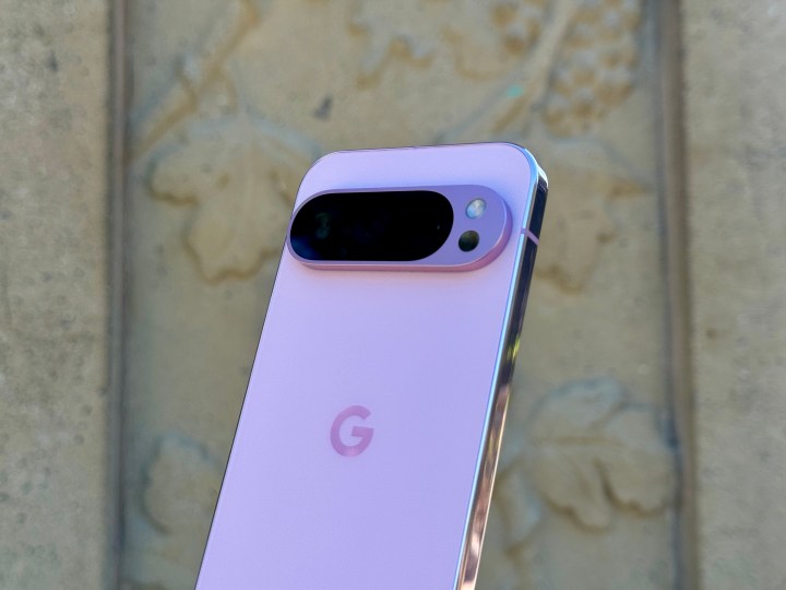 Pixel 9 Pro باللون الوردي الكوارتز.