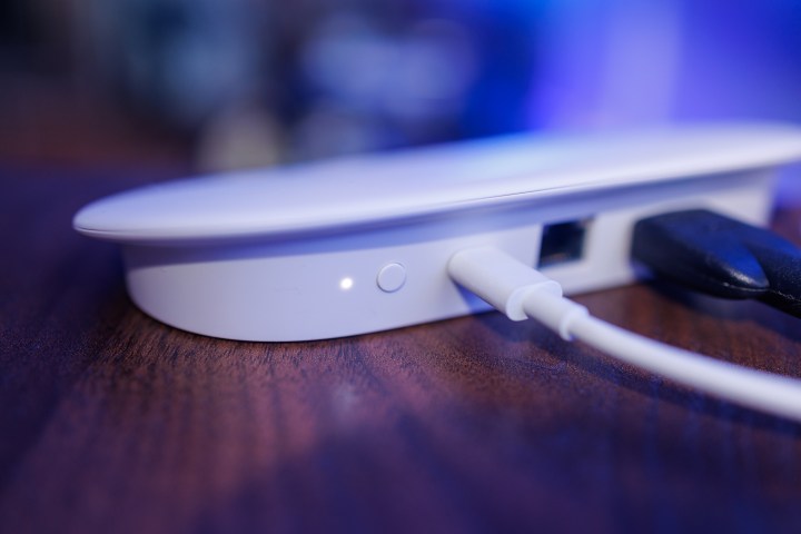 زر التحكم عن بعد/إعادة الضبط الموجود على الجزء الخلفي من جهاز Google TV Streamer.