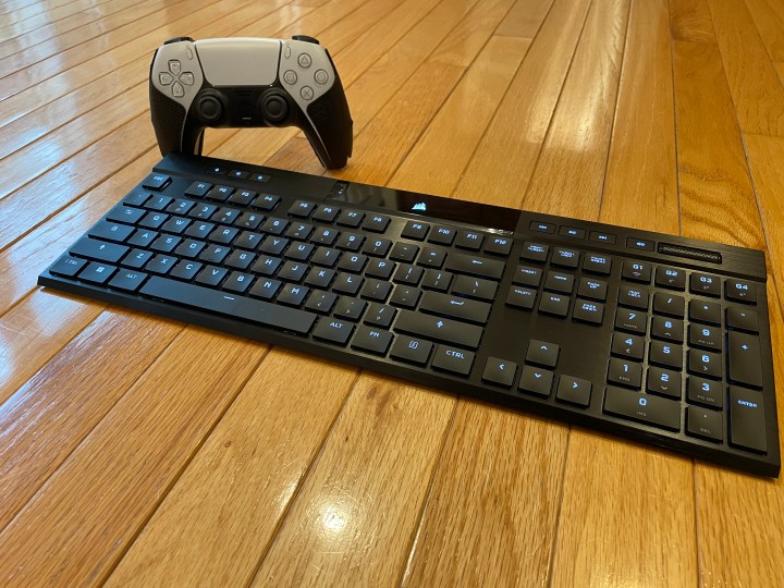لوحة مفاتيح الألعاب Corsair K100 Air مع جهاز التحكم عن بعد الخاص بـ PS5.