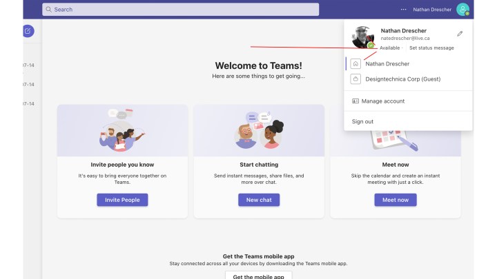 MS Teams مع سهم أحمر يوضح مكان النقر فوق الحالة الحالية.
