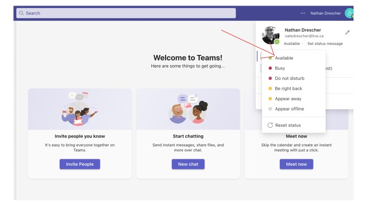 MS Teams مع سهم أحمر يشير إلى الحالة المتوفرة