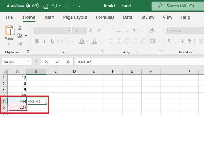 طرح رقمين في خلايا مختلفة في Excel باستخدام مراجع الخلايا والصيغة.