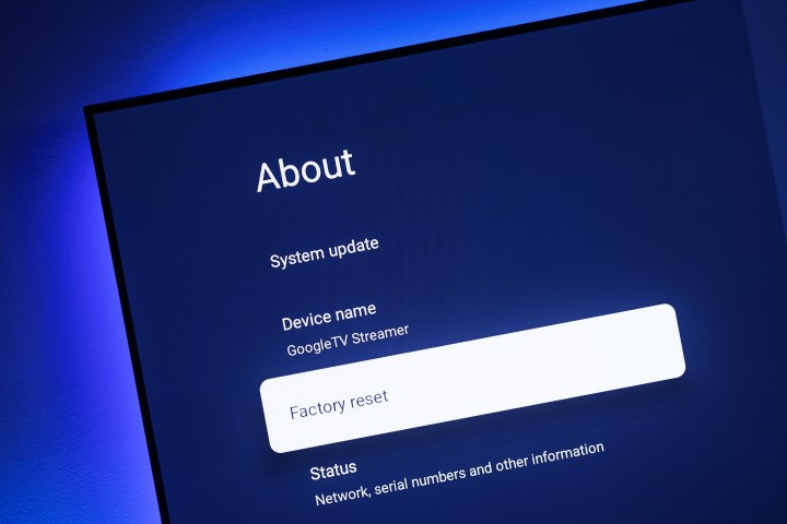 شاشة إعادة ضبط المصنع على Google TV Streamer.