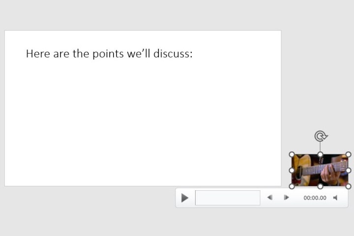 تم تغيير حجم الفيديو ونقله خارج الشريحة.