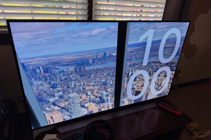 مثال على شاشة التوقف الرأسية لنظام tvOS 18 على Apple TV.