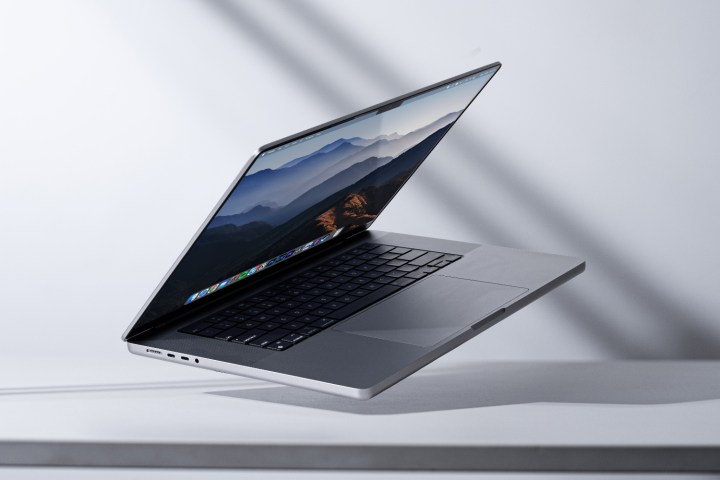 تم وضع الكمبيوتر المحمول Apple MacBook Pro 14 بزاوية على المكتب.