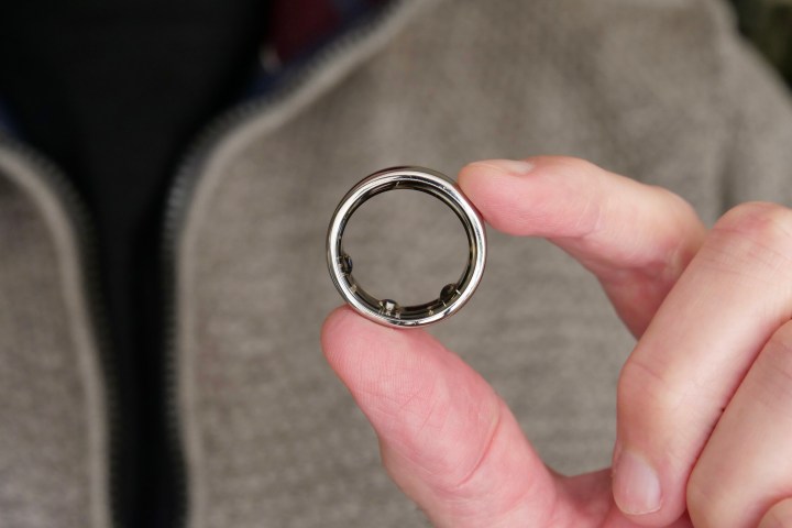 شخص يحمل نموذج Horizon من الجيل الثالث من Oura Ring.