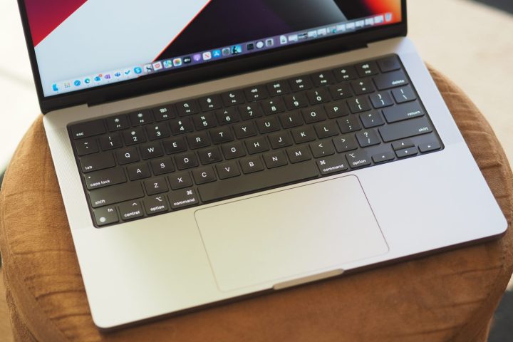 منظر من أعلى إلى أسفل لجهاز Apple MacBook Pro 14 يُظهر لوحة المفاتيح ولوحة اللمس.