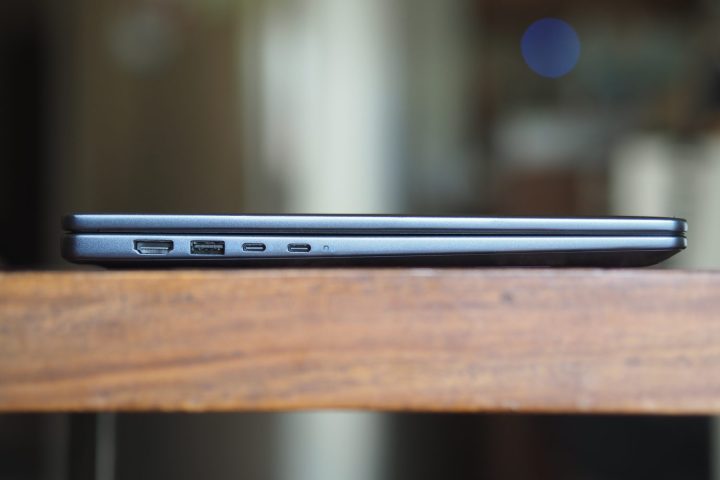 منظر الجانب الأيسر لجهاز Dell Inspiron 14 2 في 1 (7445) يوضح المنافذ.