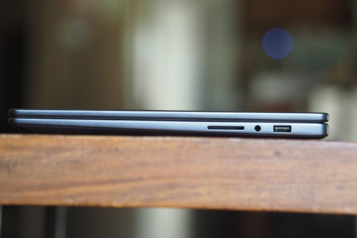 منظر الجانب الأيمن لجهاز Dell Inspiron 14 2 في 1 (7445) يوضح المنافذ.