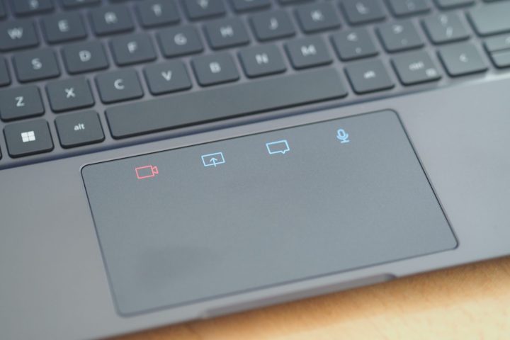 عرض من أعلى إلى أسفل لجهاز Latitude 9330 من Dell يُظهر أزرار LED للوحة اللمس.