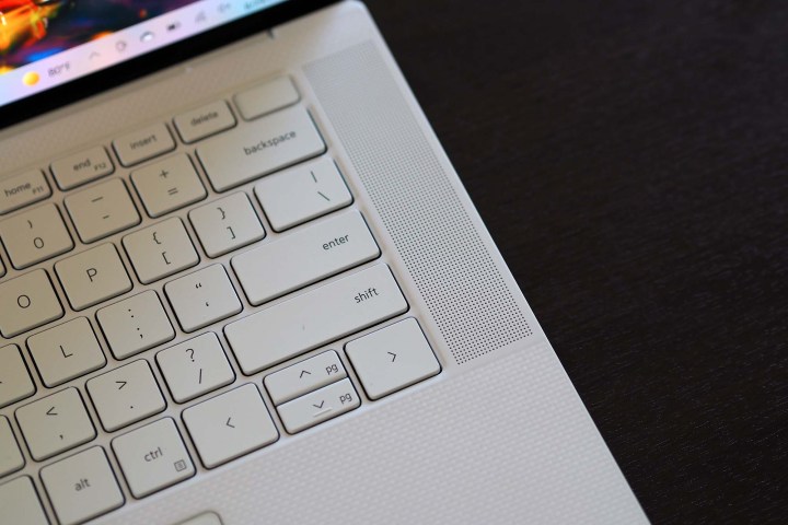 لقطة مقربة لمكبر الصوت ذو الحجم المناسب للكمبيوتر المحمول Dell XPS 15 OLED.