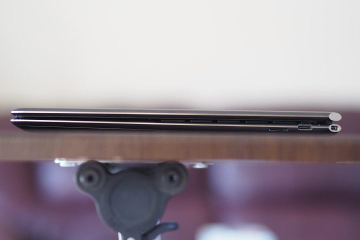 مراجعة HP Spectre X360 13 5 الجانب الأيمن