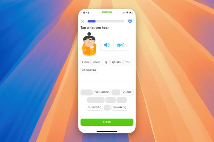 يتم استخدام تطبيق Duolingo iOS في نظام التشغيل macOS Sequoia باستخدام تطبيق iPhone Mirroring.