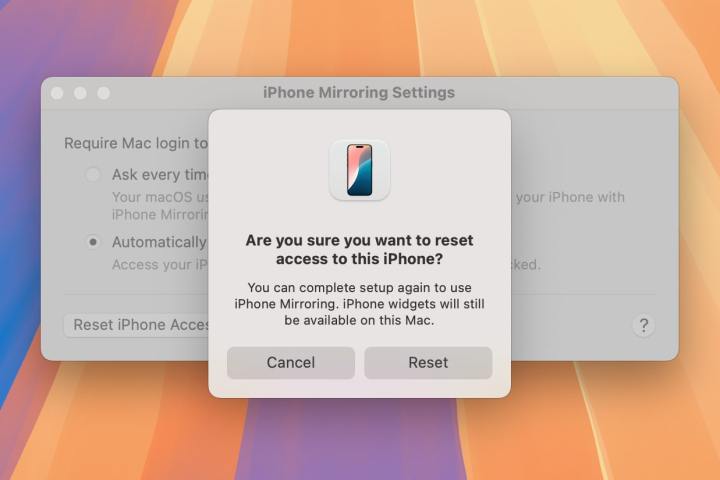 نافذة تمنح المستخدم خيار إعادة تعيين iPhone Mirroring وفصل جهاز iPhone الخاص به عن جهاز Mac الخاص به في macOS Sequoia.