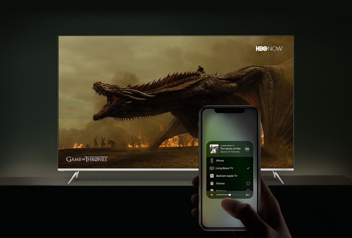 يتم استخدام AirPlay 2 على تلفزيون Vizio من جهاز iPhone.