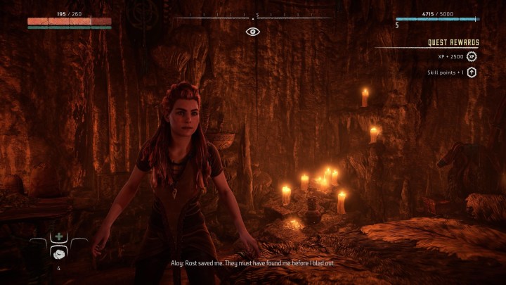 تقف Aloy في كهف في لعبة Horizon Zero Dawn Remastered التي تعمل على جهاز PS5.