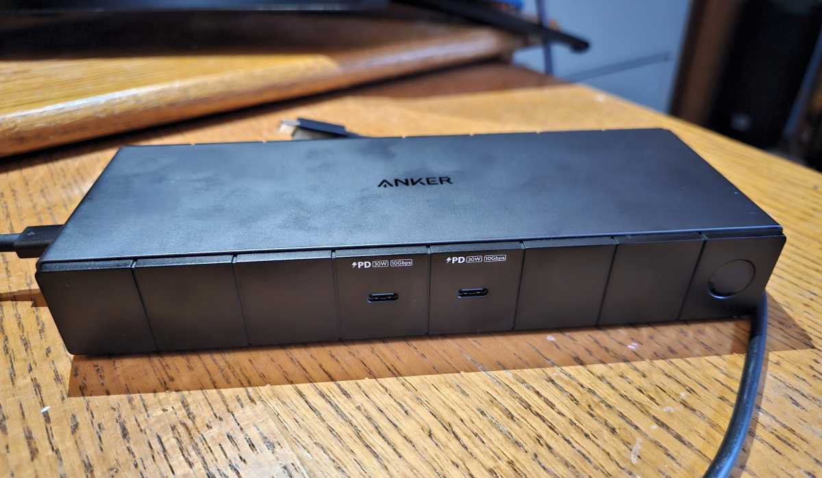 منصة Anker 778 Thunderbolt 4 الأمامية