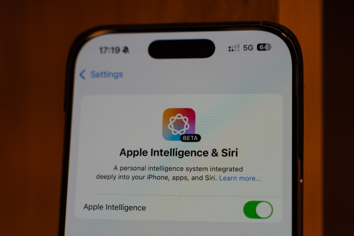 شاشة Apple Intelligence وSiri على iPhone 16 Pro