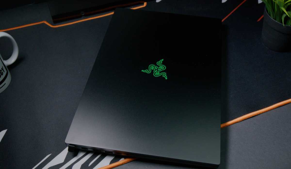 كمبيوتر محمول للألعاب Razer مغلق بشعار على الغطاء البطل