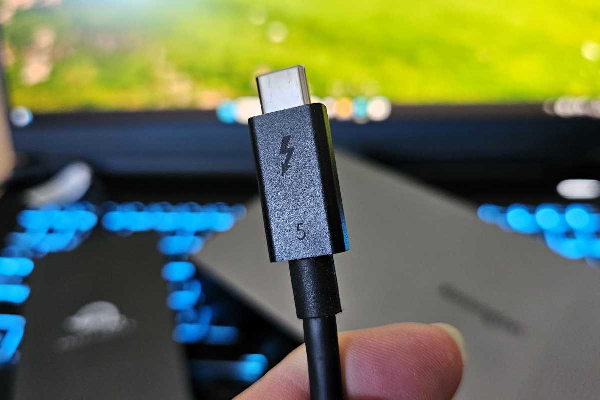 كابل Thunderbolt 5 USB-C مقرب في متناول اليد