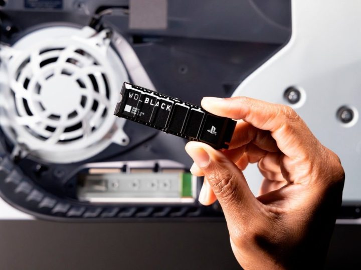 SSD WD Black SN850P 2TB الداخلي لجهاز PS5 قبل إدخاله في جهاز PS5 الجاهز.