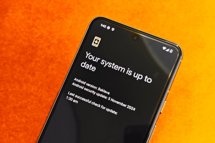 يعمل بنظام التشغيل Android 16 على هاتف Google Pixel 8.