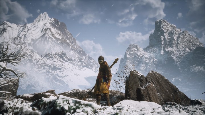 قرد يقف بالقرب من الصخور في Black Myth: Wukong.