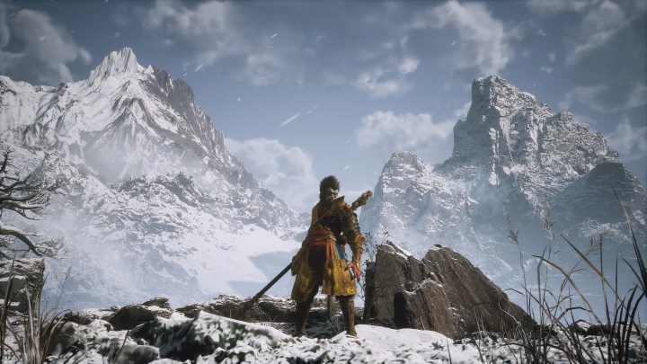 قرد يقف بالقرب من الصخور في Black Myth: Wukong.