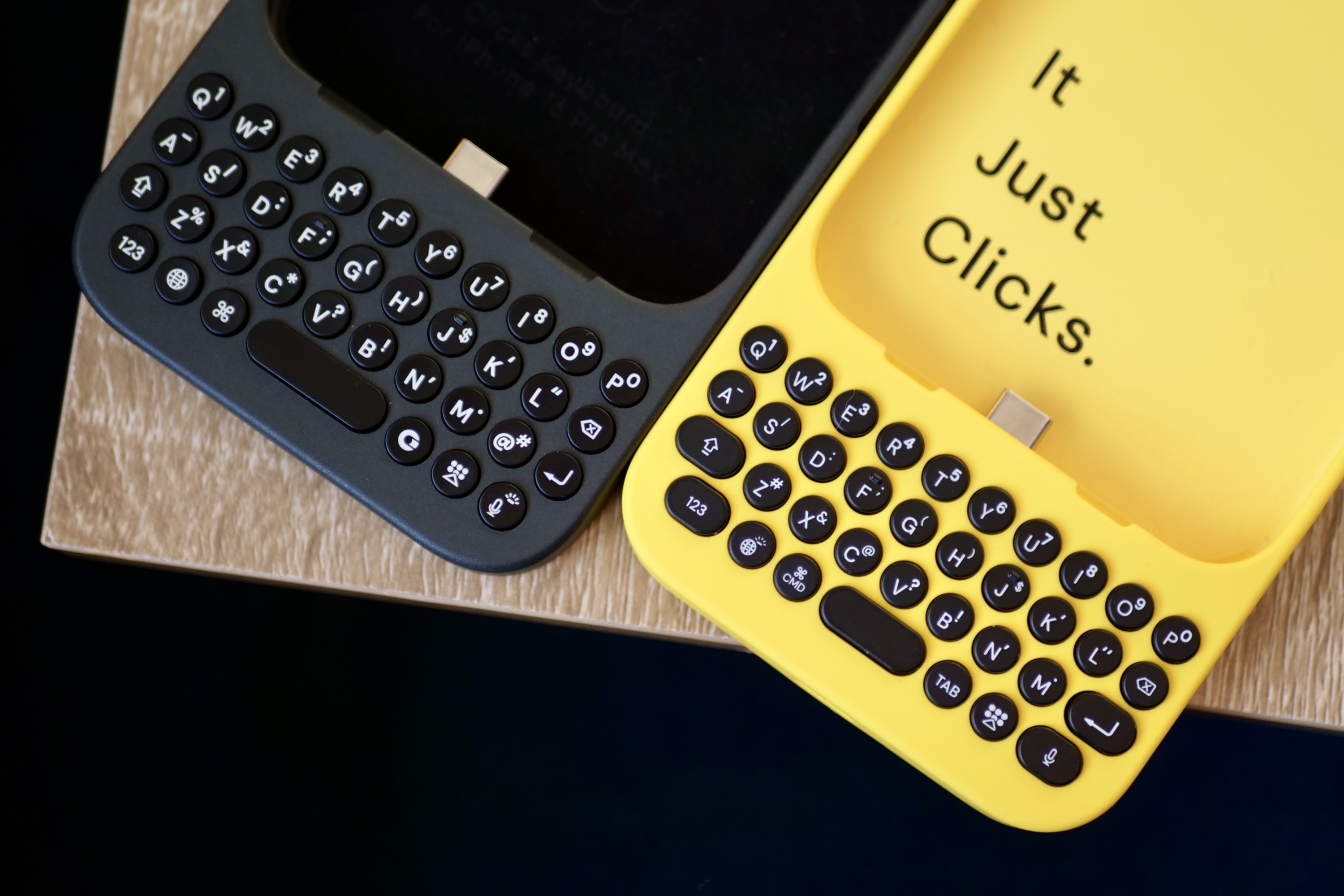 لوحة المفاتيح Clicks Keyboard لجهاز iPhone 16 والنسخة الأصلية.