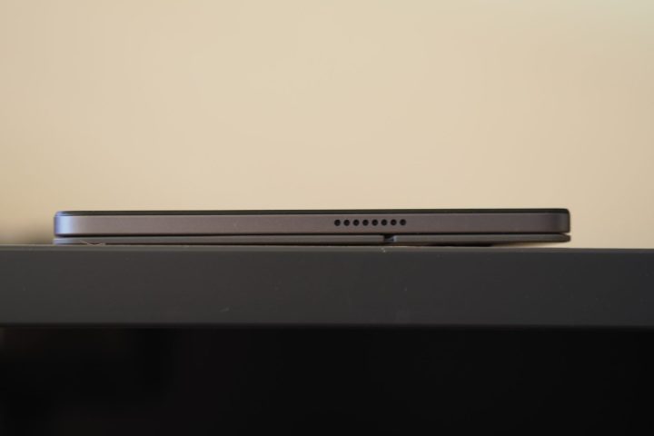 منظر الجانب الأيمن لجهاز Lenovo Chromebook Duet 11 يُظهر المنافذ.