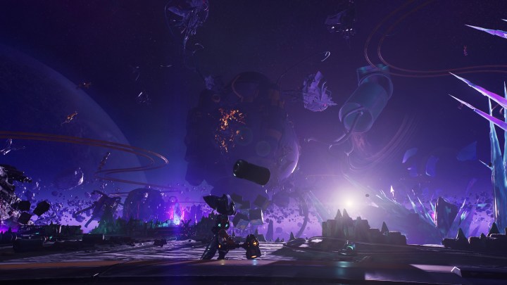 يقف راتشيت أمام كوكب في لعبة Ratchet and Clank: Rift Apart.