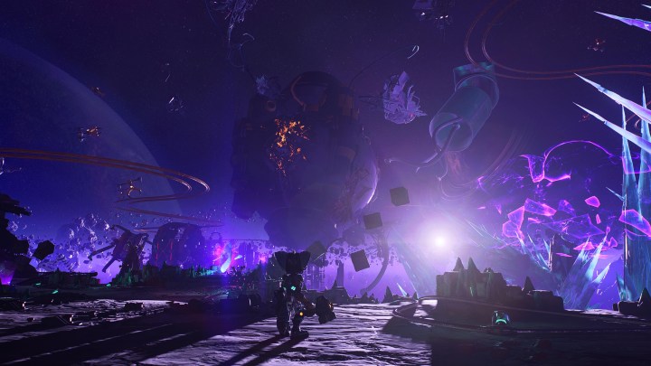 يقف راتشيت أمام كوكب في لعبة Ratchet and Clank: Rift Apart.